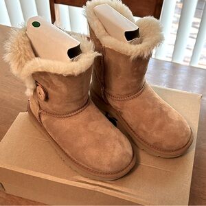 NWT.. UGG Bailey Button Girls Size 2